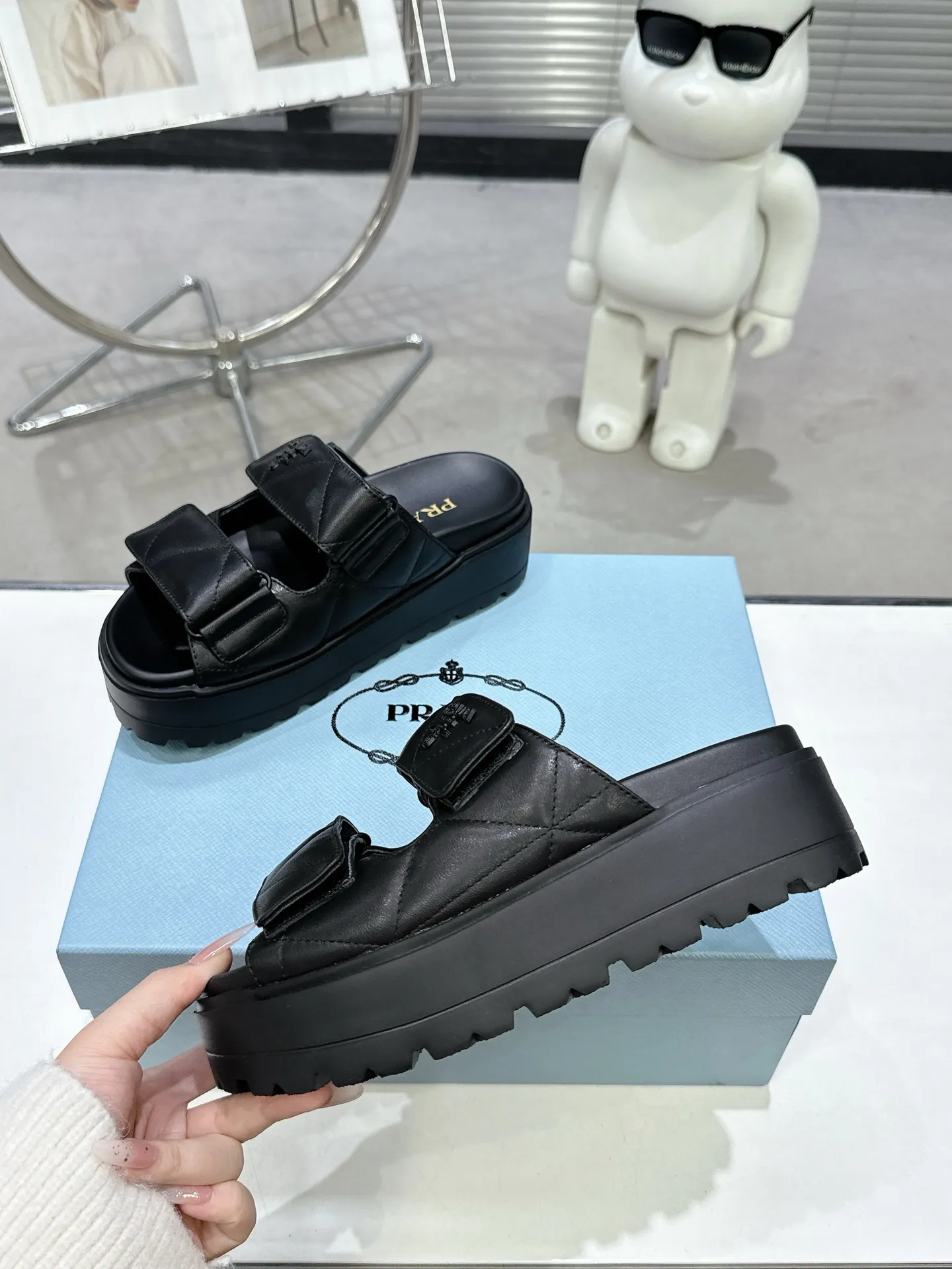 👟👟Ex-factory price 440👟👟 PRADA 2025 vs spring and summer popular sandals series... [Thick-soled double-button sandals] Original 1:1 customization, this year's most fashionable and popular retro British style, simple and elegant, all styles are good-looking, platform thick soles make you slimmer and taller, very comfortable, fashionable and versatile... Many Internet celebrities are on their feet. These platform round-toe thick-soled shoes are very popular this year. They can be worn (increased) for both leisure and leisure. ❶Material: Customized imported calf leather ❷Inner: Customized imported sheepskin ❸Outsole: Original molded ultra-light outsole ❹Sole thickness: 5.5cm ❺Number of yards: 35-40 ❻Packaging: Original full set of packaging ☀Color: Official website updated simultaneously
